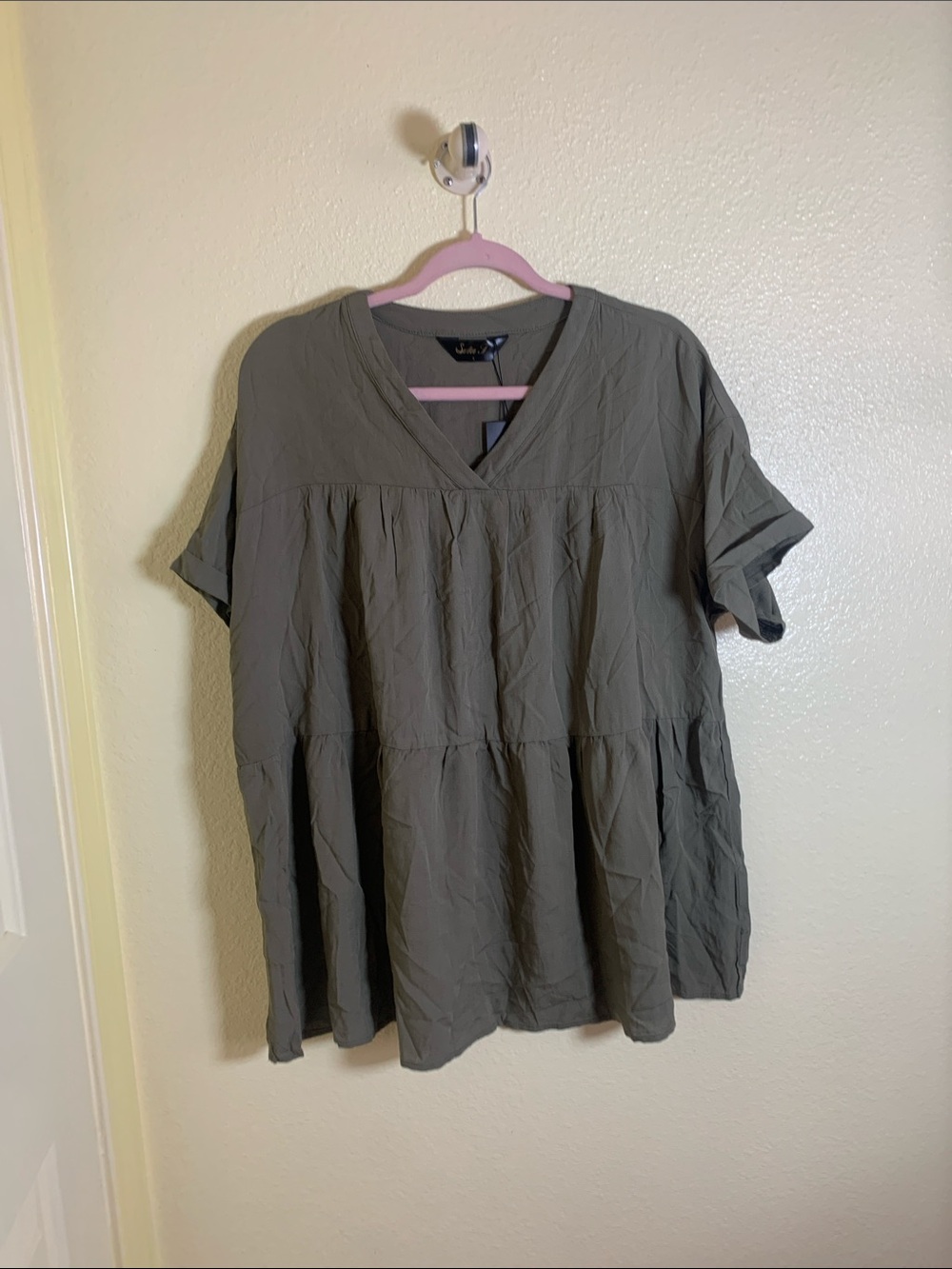 NWOT SO Olive V-Neck Tiered Short-Sleeve Tunic, Size L